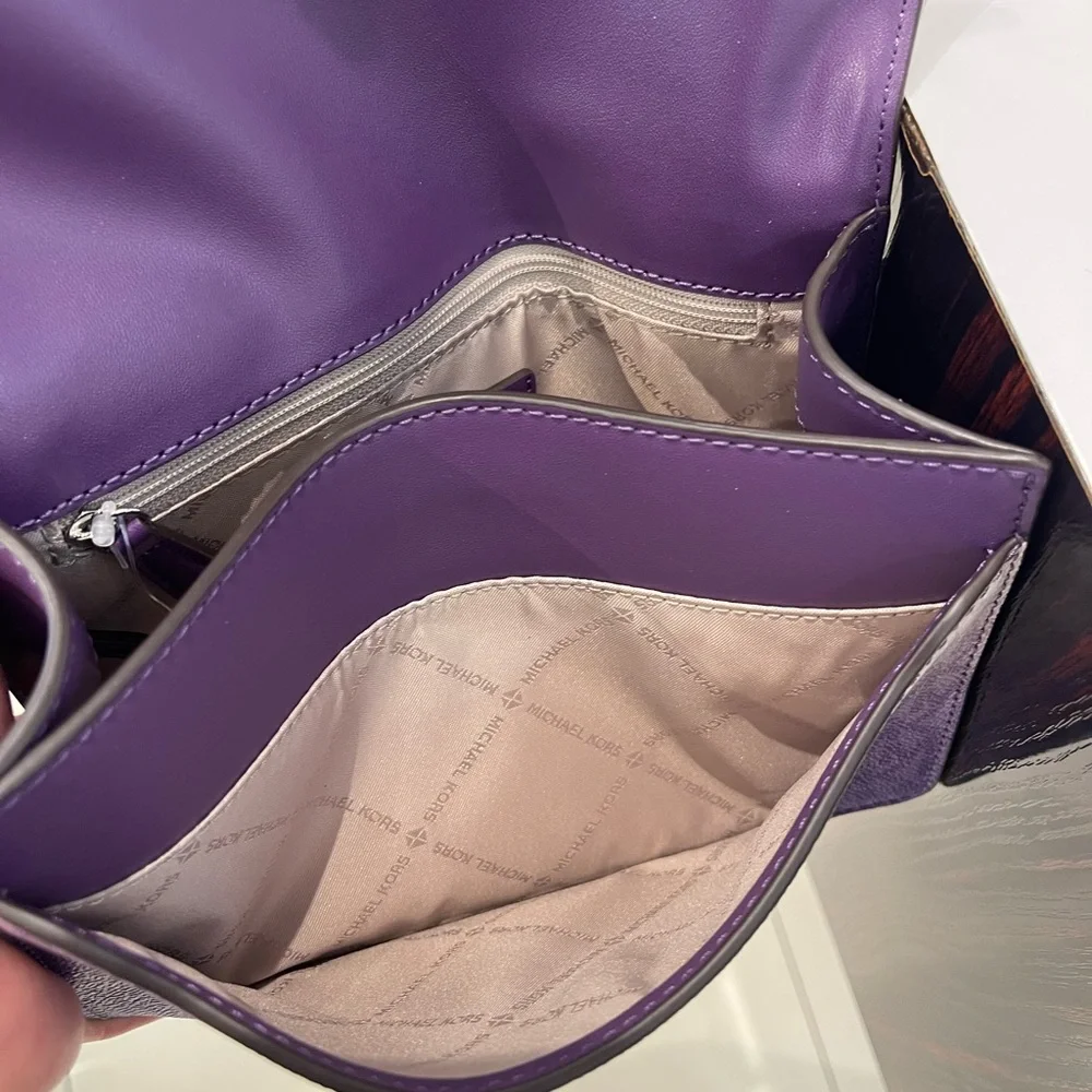 MICHAEL KORS Greenwich Md Ombré Signature Logo Tri-Fold Wallet
Dark Purple Multi - Picture 15 of 16